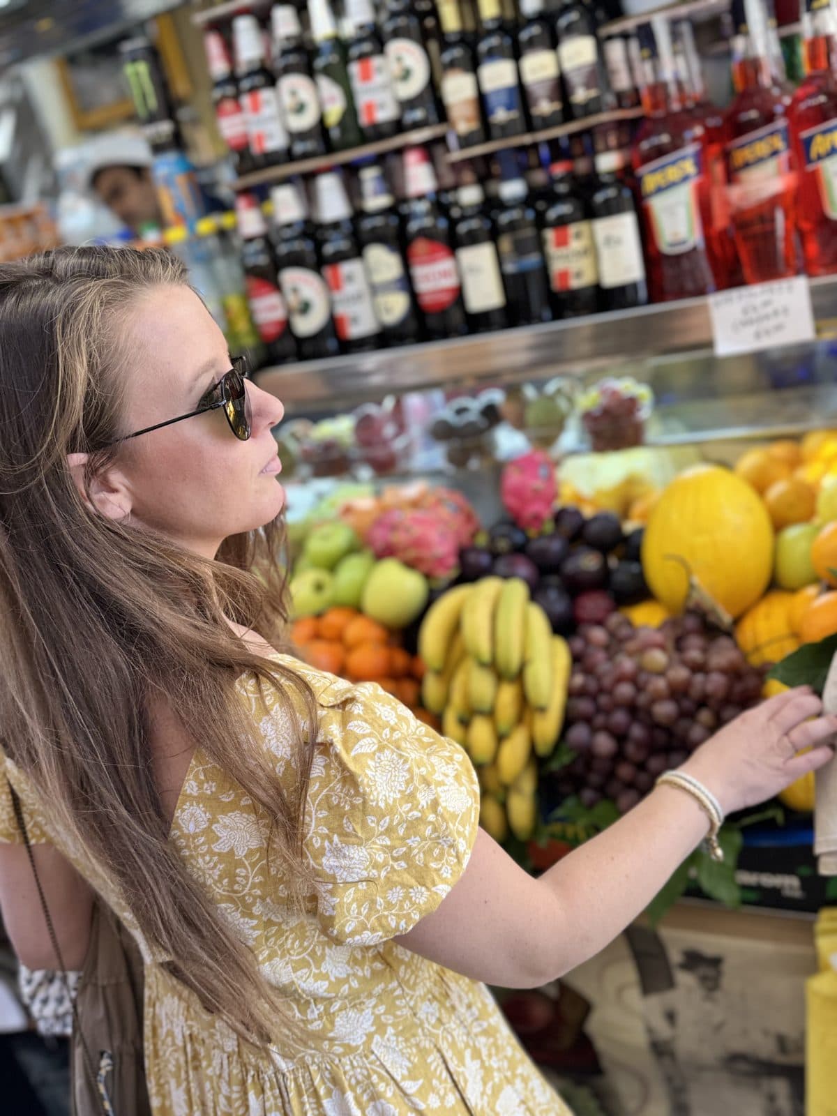 Mujer eligiendo fruta en un mercado
